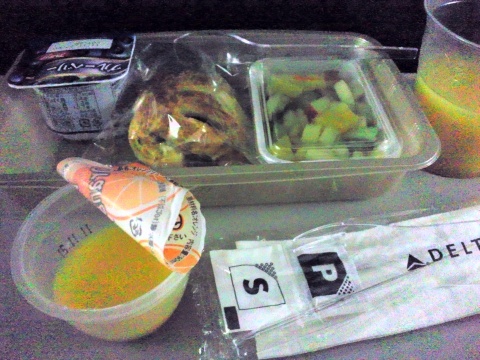 細かく切ってある果物は（飛行機に載ってる範囲で）美味